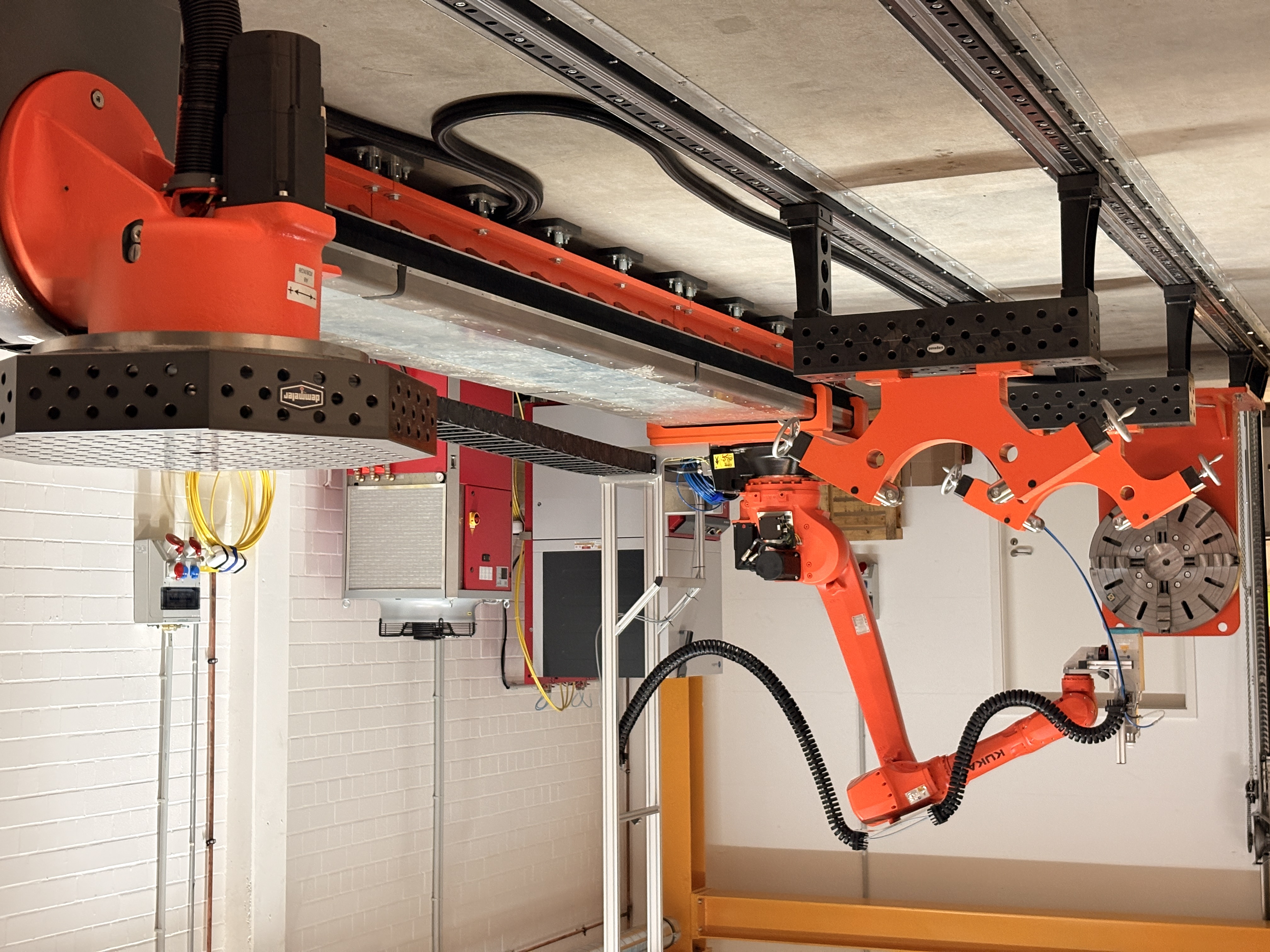 LOT-Roboteranlage mit KUKA Roboter und Fundamentschienensystem
