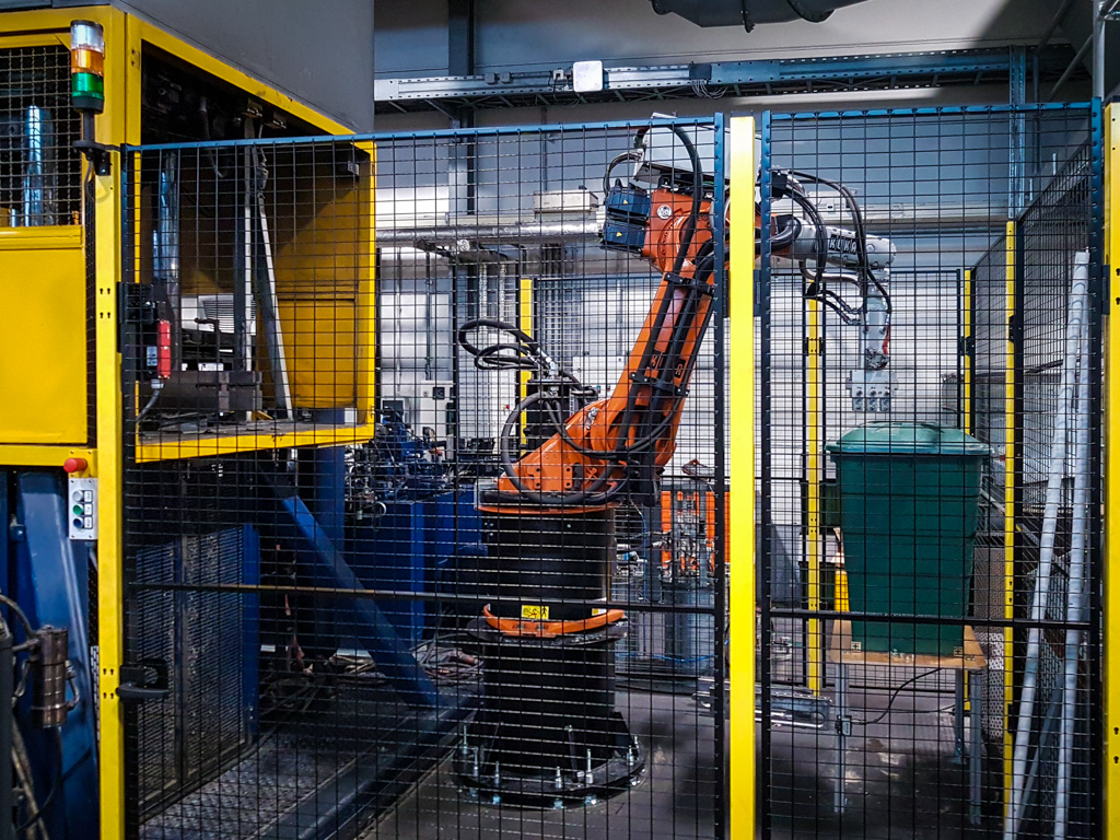 Roboterzelle für einen Vertikaldruckgießprozess
